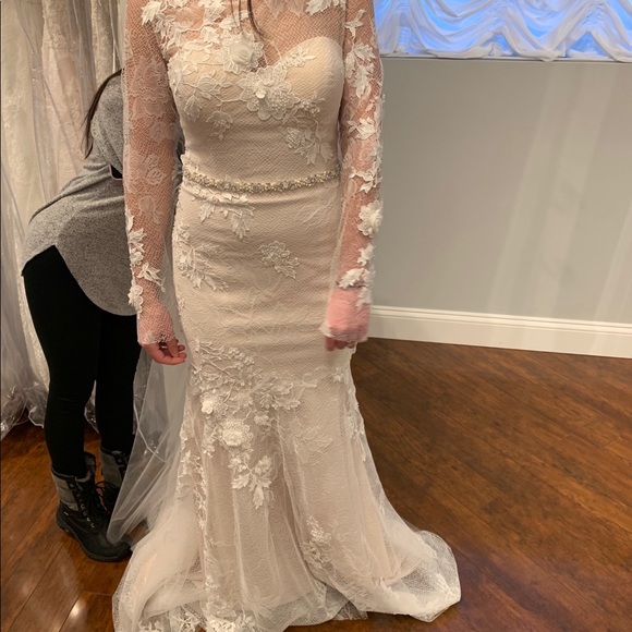 Chic Nostalgia Halo Wedding Dress - Picture 1 of 4